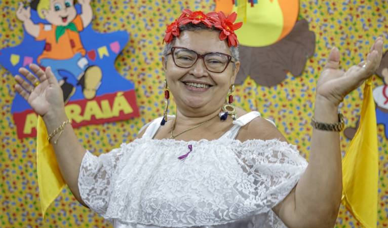 Maria Liduina da Silva Dorta posa para a foto. ela está de blusa branca e um lenço na cabeça